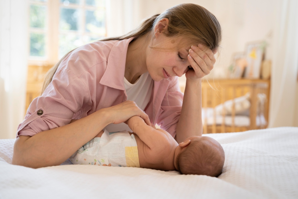 Chica sobre el bebé de 3 meses en crisis de lactancia